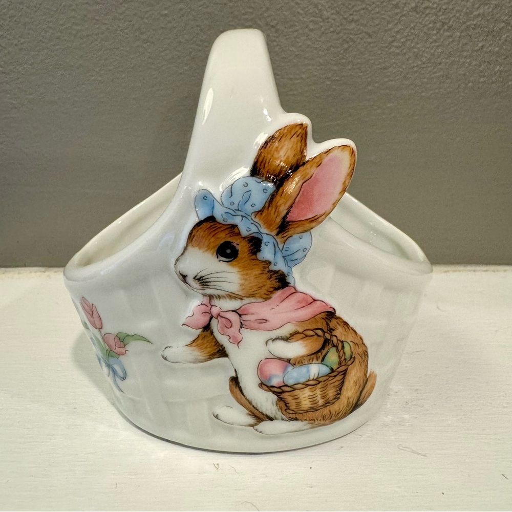 Vintage ceramic Easter bunny rabbit basket. Bunny is 3d appliqué to basket.